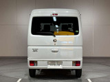 後方に車両や壁などの障害物がある場合、クルマが誤操作を察知して、衝突を未然に防ぎます。