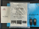 スマートキーは鍵をバッグに入れたままでもドアロックの開閉やエンジンのON・OFFができます。夜間や雨の日も鍵を探さなくて良いので便利です。