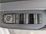 パワーウィンドウのスイッチですよ。 運転席に居ながら窓を開け閉めのコントロールできますよ。 ロック機能で、子供がイタズラして窓を開けるという事も無くなりますよ。