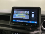 リバースギアに入れるだけで後方の表示へ切り替わります。夜間や雨の日の駐車も楽になりますよ。