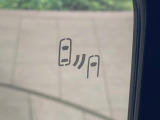 【ブラインドスポットモニター】走行中、ドアミラーの死角になりやすい箇所に後続車が接近するとサイドミラーのレンズに警告を表示!ドライバーに注意喚起をしてくれます。