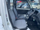 適度なホールド感と快適な座り心地の運転席シートまわり!