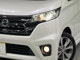 【HIDヘッドライト】非常に明るく前方を照らしてくれるので、悪天候や夜間の走行時も視界良好で安心してお乗りいただけます。