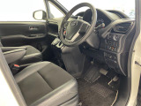 【運転席】座り心地が良いシートなので長時間の運転でも快適にお過ごしいただけます。新品のフロアマットのご注文も可能です。掲載箇所以外にご希望の写真がございましたらお気軽にお問い合わせ下さい。