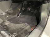 内装工程では、中古車を気持ちよくお乗りいただけるよう清掃しております。シートの洗浄はもちろん、ニオイの元となるフロアカーペットまで洗浄・消臭を実施。