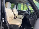 運転席まわりには十分なスペースがあり、大柄な方でもゆったり運転していただける環境です。