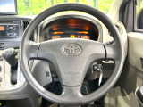 インテリアに合わせたデザインのステアリングは、運転される方のことも考え、運転しやすい形状、大きさです。是非一度、実際に触ってお確かめください。