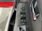 狭い駐車場で便利な電動格納ドアミラーが付いています。