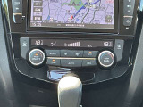 左右独立温度調整機能付きのオートエアコンです。運転席と助手席の温度設定だけでそれぞれ独立して自動的に室内を快適空間にしてくれます。