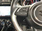ステアリングにオーディオ操作スイッチが付いています。オーディオ画面に直接タッチしなくても操作が出来ますので、運転に集中できます。