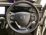 ハンドルにHondaセンシング系のクルーズコントロールやレーンキープアシストなどのスイッチと、オーディオの操作スイッチが装備されています。ハンドルから手を離さず安全に操作できます。