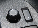 日本の駐車場は幅が広くないところが多くて、乗り降りが大変だったりしますよね。電動ミラーがあれば、室内でミラーをたためるので、駐車するときも便利ですね。