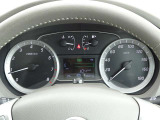 【メーターパネル】素早く車の情報が読み取れる、視認性に優れたシンプルなデザインのメーターパネルです。