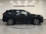 【まるごとクリーニング】シートを取り外し、車内を徹底洗浄。隅々まで丁寧に仕上げています。