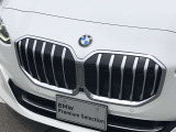 左右のキドニー・グリルの中心にはBMWのエンブレムが鎮座し、個性を放つデザイン性を兼ね備えました。