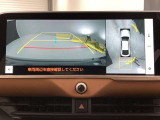 バックカメラの他に上から見下ろしたような画像が見れるアラウンド(全方位)モニター。前後左右を把握できる、すごい機能が装備されています!