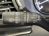 【オートワイパー(AUTO)】雨が降り出した時に、雨滴検出用センサー(レインセンサー)が雨滴を感知すると、自動でワイパーが動作します。