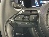 ステアリングスイッチ付き。前方から目を離すことなくオーディオ操作をすることが可能です。