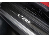 発光式カーボンドアシルガードは乗り込む全ての人にGT2RSであることを証明します。ドアを開けるとロゴが浮かびあがり、乗り込む瞬間から特別な雰囲気を作り上げます。