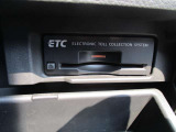 ETC。高速道路を利用する際、ノンストップで料金所を通過できます。別途セットアップ料金がかかります。
