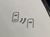 【ブラインドスポットモニター】走行中、ドアミラーの死角になりやすい箇所に後続車が接近するとサイドミラーのレンズに警告を表示!ドライバーに注意喚起をしてくれます。