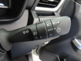 スイッチをオートに設定しておけば、車外の明るさに応じて自動的にヘッドランプを点灯・消灯します。夕暮れ時やトンネルの続く山道などを走行する時に便利なコンライトを装備しています。