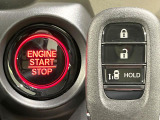 【Hondaスマートキー】カバンやポケットに入れたままでもドアの施錠・解錠が可能なスマートキーを装備。エンジンのオン・オフ時もカギを取り出す必要が無いからとっても便利です♪