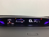 デジタル表示のスピードメーターを大きく配した見やすいメーター部になっています。左側のインフォメーション画面でオドメーターや燃費などの情報を確認できます。