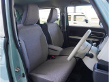 【清潔感のある運転席&助手席】隅々までクリーニングの行き届いた運転席&助手席。目立ったシミや汚れ等もございません。