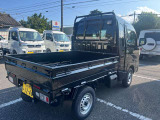 電動格納式ドアミラー・スモークドガラス(クォーターウインドゥ)・LED大型荷台作業灯(首振り機構付)を標準装備。
