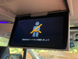 【フリップダウンモニター】大画面モニターで後席でもエンタメをお楽しみいただけます。小さなお子様にも大人気の装備です♪