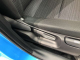 運転席シート座面は上下アジャスター付きです。お好みの位置に調整可能です。