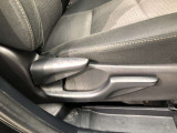 運転席シート座面は上下アジャスター付きです。お好みの位置に調整可能です。