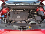 「SKYACTIV-G(ガソリン)」は、規格外の高圧縮を実現し、世界のエンジン技術者に驚きを与えました。さらに、それを維持したままノッキングの発生を抑え、熱効率を向上、走りにも寄与したエンジンです。