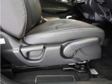 【ハイトアジャスター】レバーの上下操作だけで、座面を運転しやすい高さへ簡単に調節できます。
