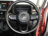 快適な操作性の運転席、ハンドルも綺麗に清掃済みです。もちろん安全を守るエアバッグも装備しているので安心してお乗りいただけます。