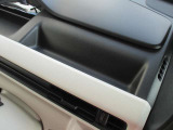 運転席前方のアッパートレイに普段使いの小物が収納できます