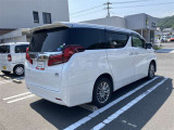 広々とした車内空間に優れた燃費性能。更にデザインも上質で人気のお車です!