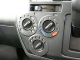 マニュアルエアコン装着です。夏は、快適に、冬でも車内の曇りを取ってくれるので安全です。