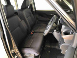 運転席の座面高さを調整できるシートリフターが付いています。フロントシートはベンチシートを採用で、座面も広く使い勝手もいいですよ♪