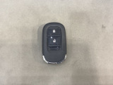 スマートキーを装備しています。鍵を差し込むことなくドアロックの開け閉めと、スタートボタン操作でのエンジンスタートができます。