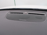 【harman kardon】ハーマンカードンのHi-Fiスペシャリストと共に、モデル別に開発・設計された専用チューニングが臨場感溢れる音響空間を実現しています。