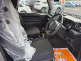 毎日過ごす運転席は要チェック。シートのへたり・擦れ、視界のイメージまで伝わる重要ポイント。