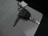 ドアの開錠施錠はキーに付いたスイッチで行います 鍵穴にキーを差すこともなくなるので鍵穴付近の小傷も付かなくなります