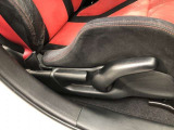 運転席シート座面は上下アジャスター付きです。お好みの位置に調整可能です。