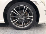 【純正アルミホイール】です!車両デザインに合わせてホイールをデザインしているため、見た目にもカッコイイアルミホイール♪洗車もラクチンで錆びません。