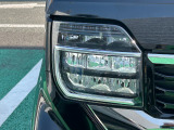 LEDヘッドライト&LEDフォグランプ搭載でしっかり明るく照らしてくれるので、夜間走行や不慣れな道でも安心です。