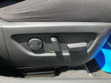 運転席側の電動シートがあり前後上下だけでなく背中側のランバーサポートも調節が出来ます。