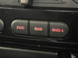 【パートタイム4WD】悪路やぬかるんだオフロードでも、2WD&rarr;4WDと駆動方式を切り替えることで、しっかりと地面をとらえ、効果的な走行が可能です(詳しくは取扱説明書をご覧ください)。