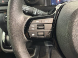 ステアリングにオーディオ操作スイッチが付いています。オーディオ画面に直接タッチしなくても操作が出来ますので、運転に集中できます。